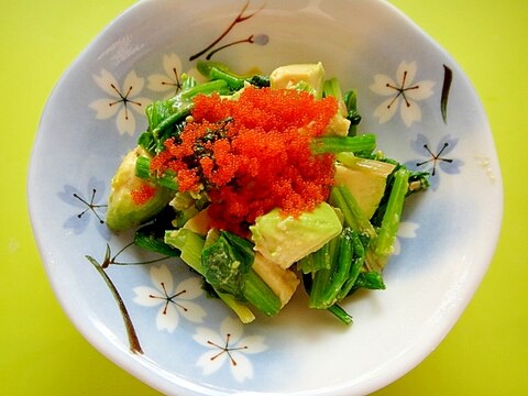 とびっこを乗せて☆ほうれん草とアボカドの麺つゆ和え